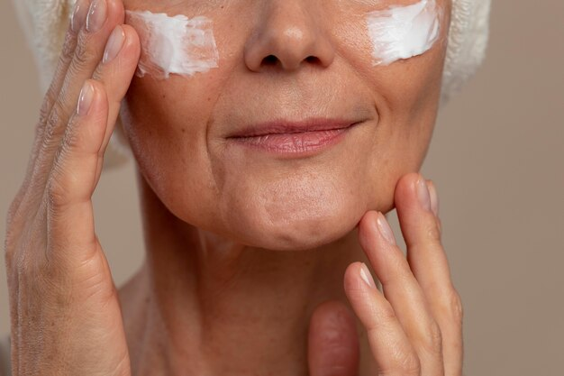 O protetor solar pode ajudar a prevenir manchas na pele